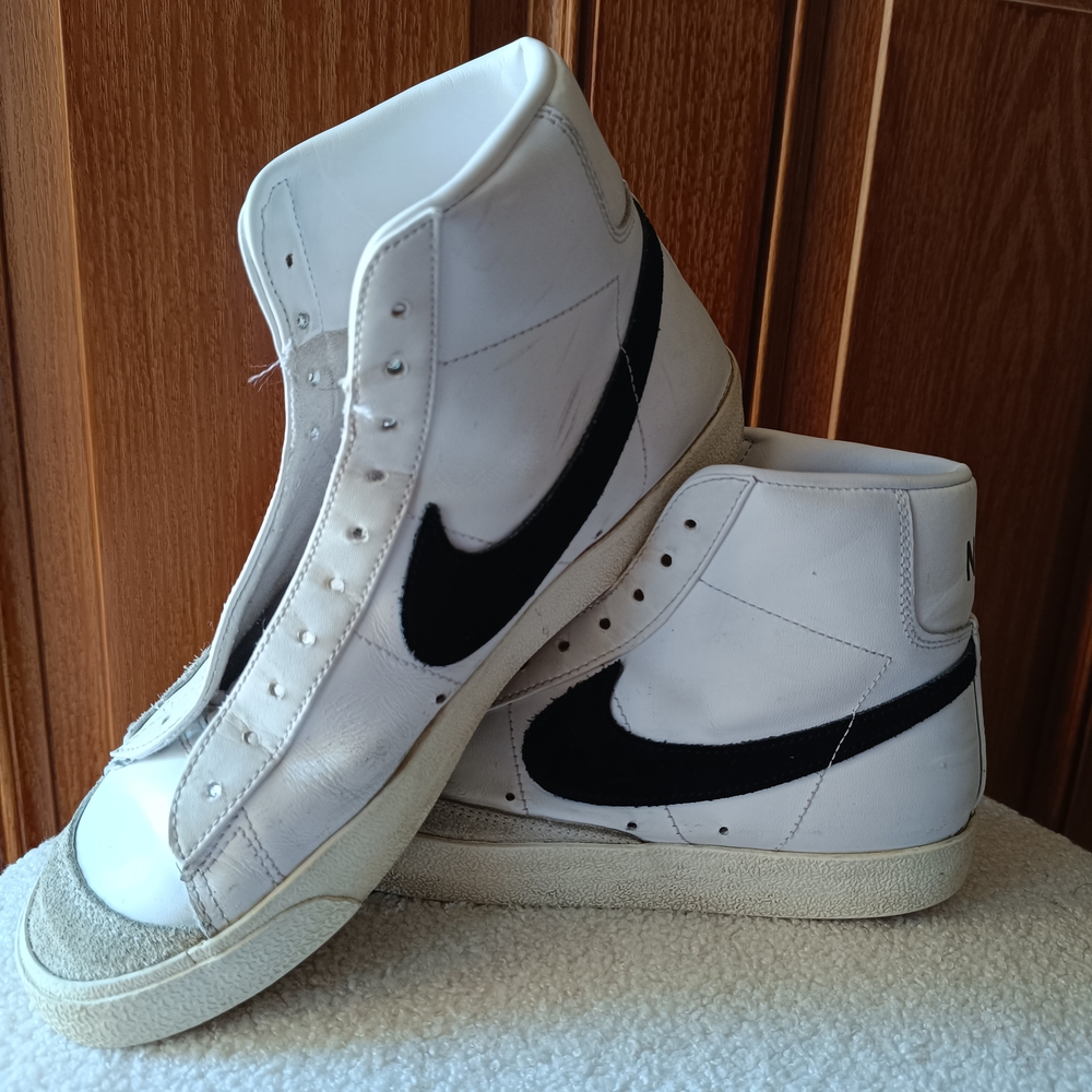 Nike Blazer Mid 77 Lace Up Sneakers. Size 10. Shoelace Not Included.